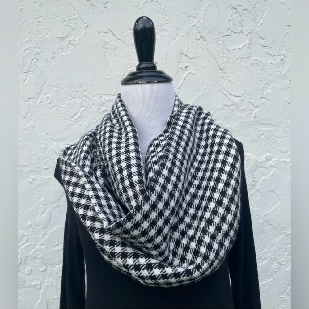 NWT Black & White Infinity Scarf With Hidden Zip Pocket - Picture 4 of 8